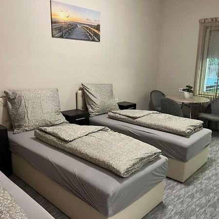 Kinizsi Udvar Apartmanhaz Balatonboglár Exteriör bild