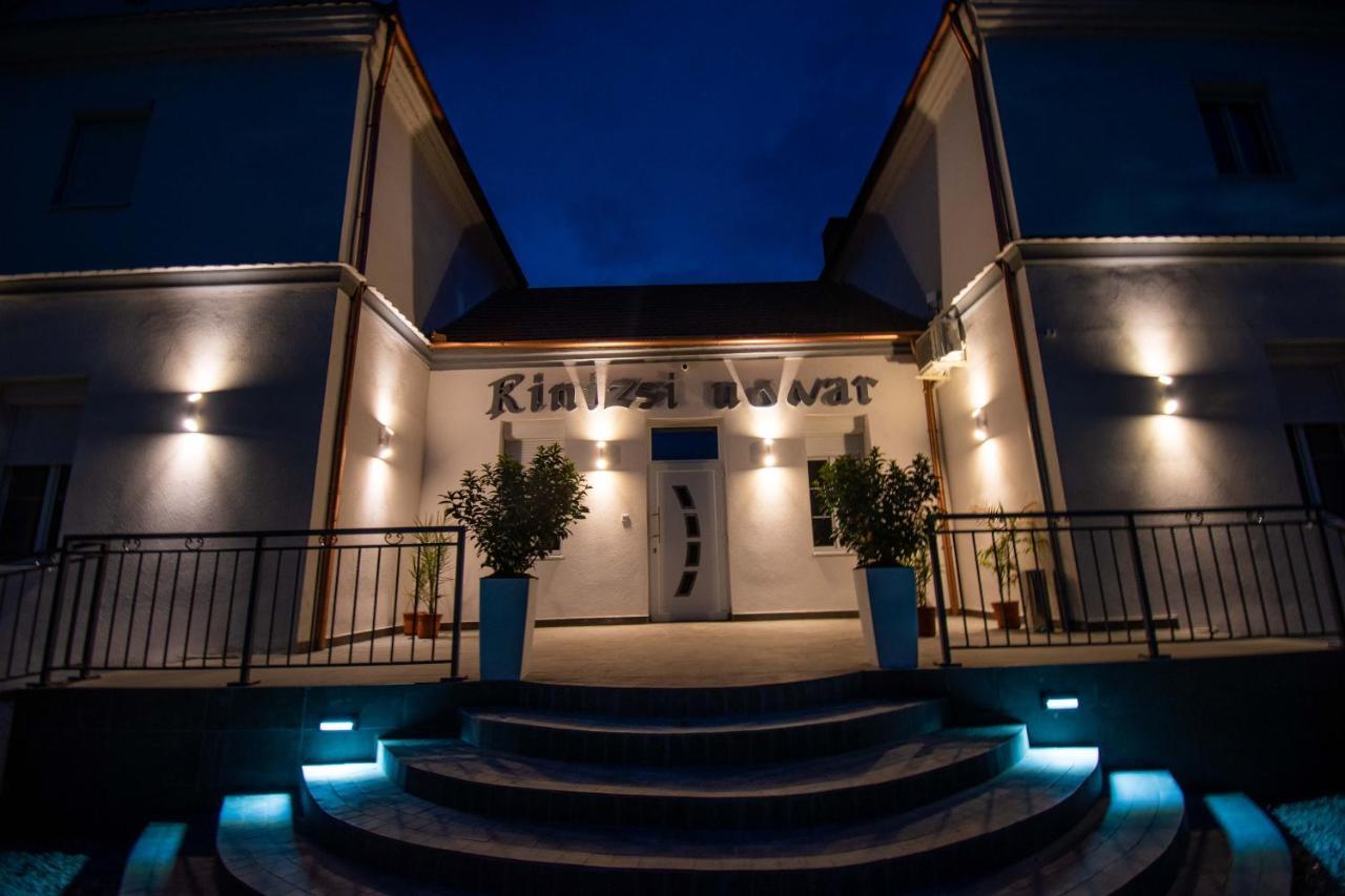 Kinizsi Udvar Apartmanhaz Balatonboglár Exteriör bild