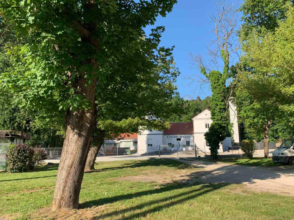 Kinizsi Udvar Apartmanhaz Balatonboglár Exteriör bild