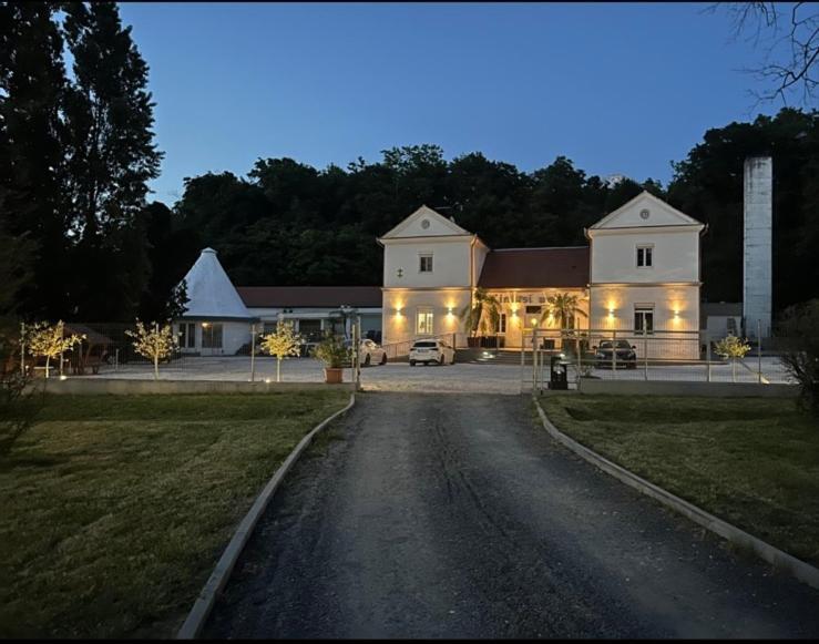 Kinizsi Udvar Apartmanhaz Balatonboglár Exteriör bild