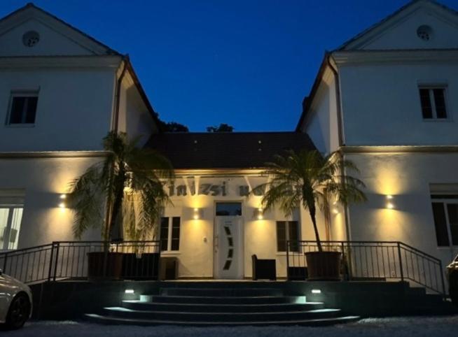 Kinizsi Udvar Apartmanhaz Balatonboglár Exteriör bild