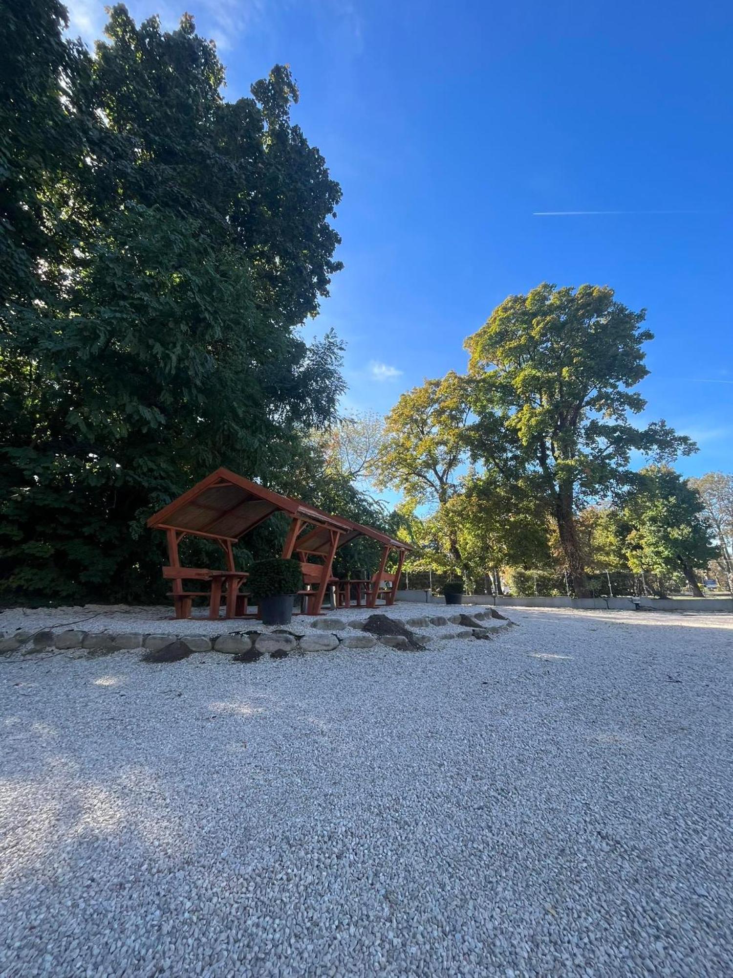 Kinizsi Udvar Apartmanhaz Balatonboglár Exteriör bild