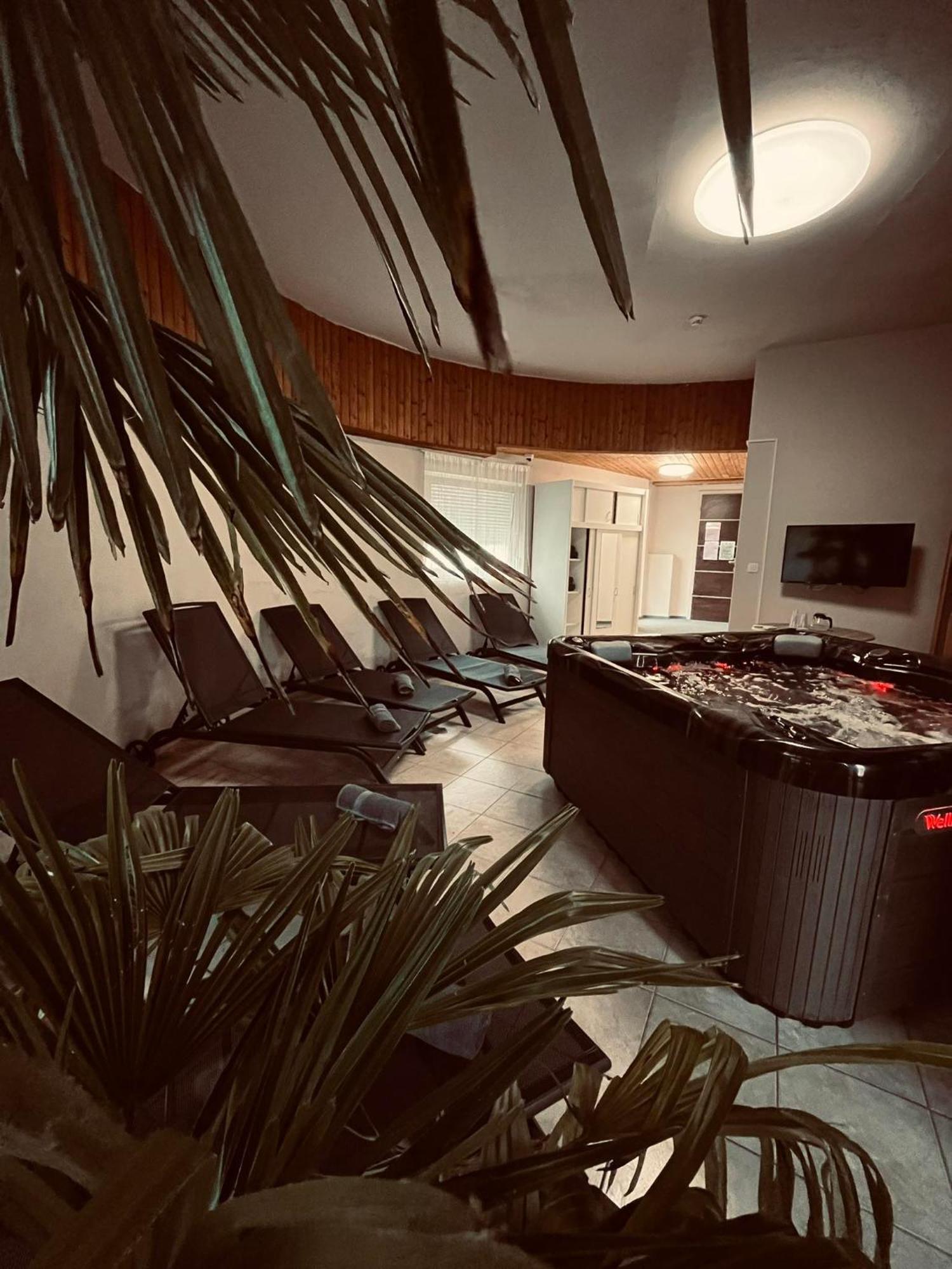 Kinizsi Udvar Apartmanhaz Balatonboglár Exteriör bild