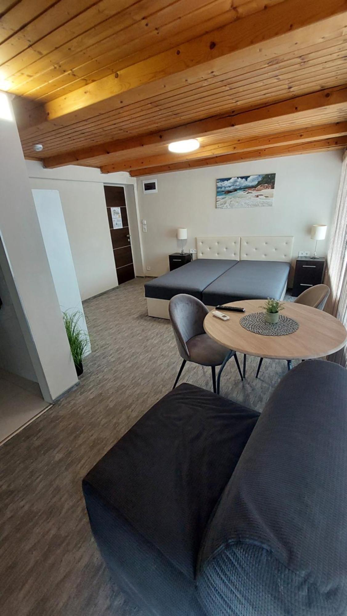 Kinizsi Udvar Apartmanhaz Balatonboglár Exteriör bild