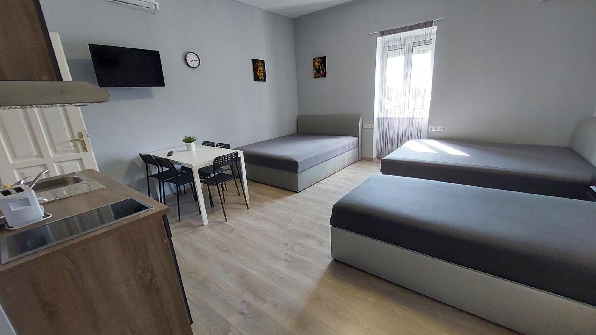 Kinizsi Udvar Apartmanhaz Balatonboglár Exteriör bild