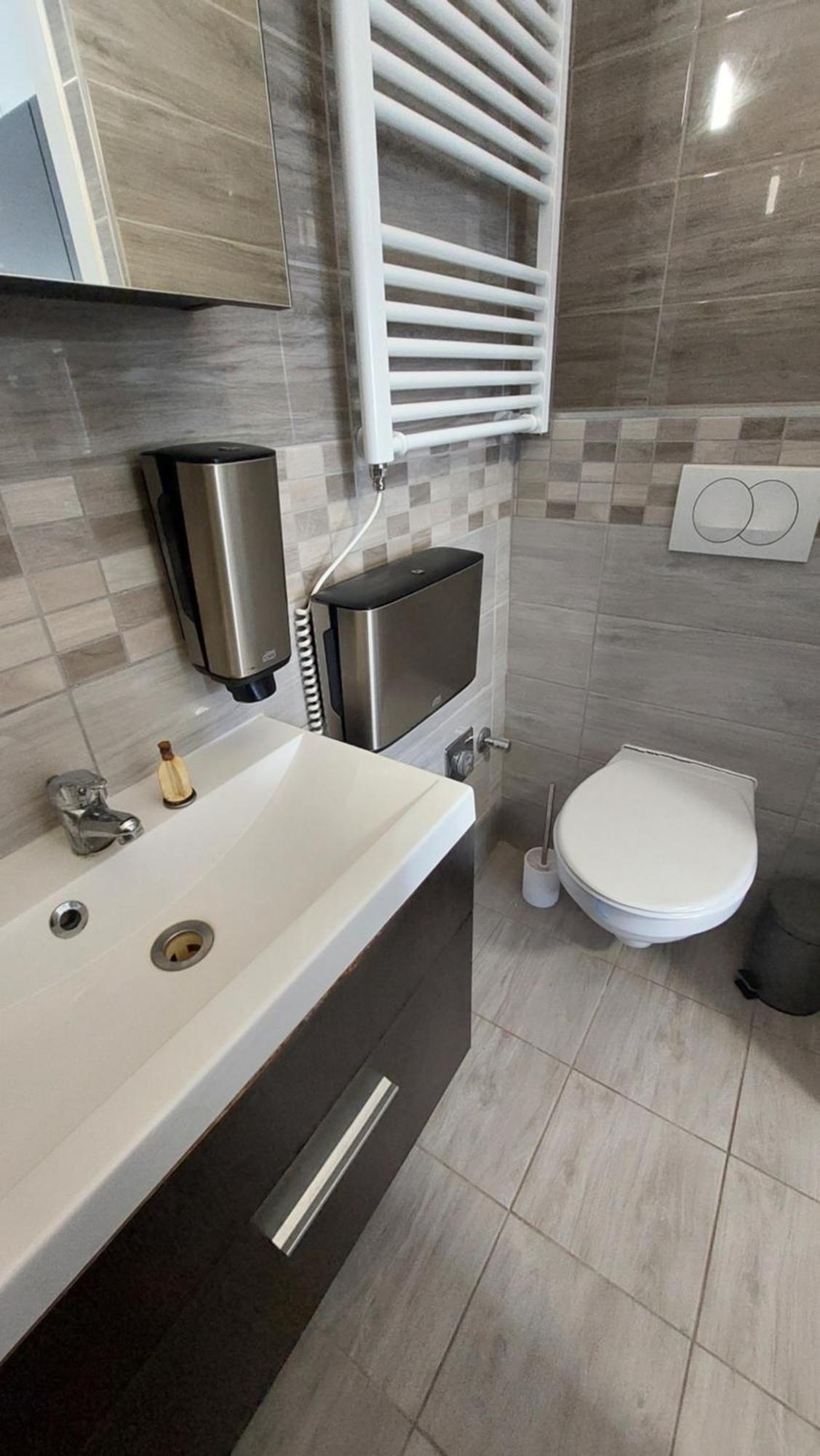 Kinizsi Udvar Apartmanhaz Balatonboglár Exteriör bild