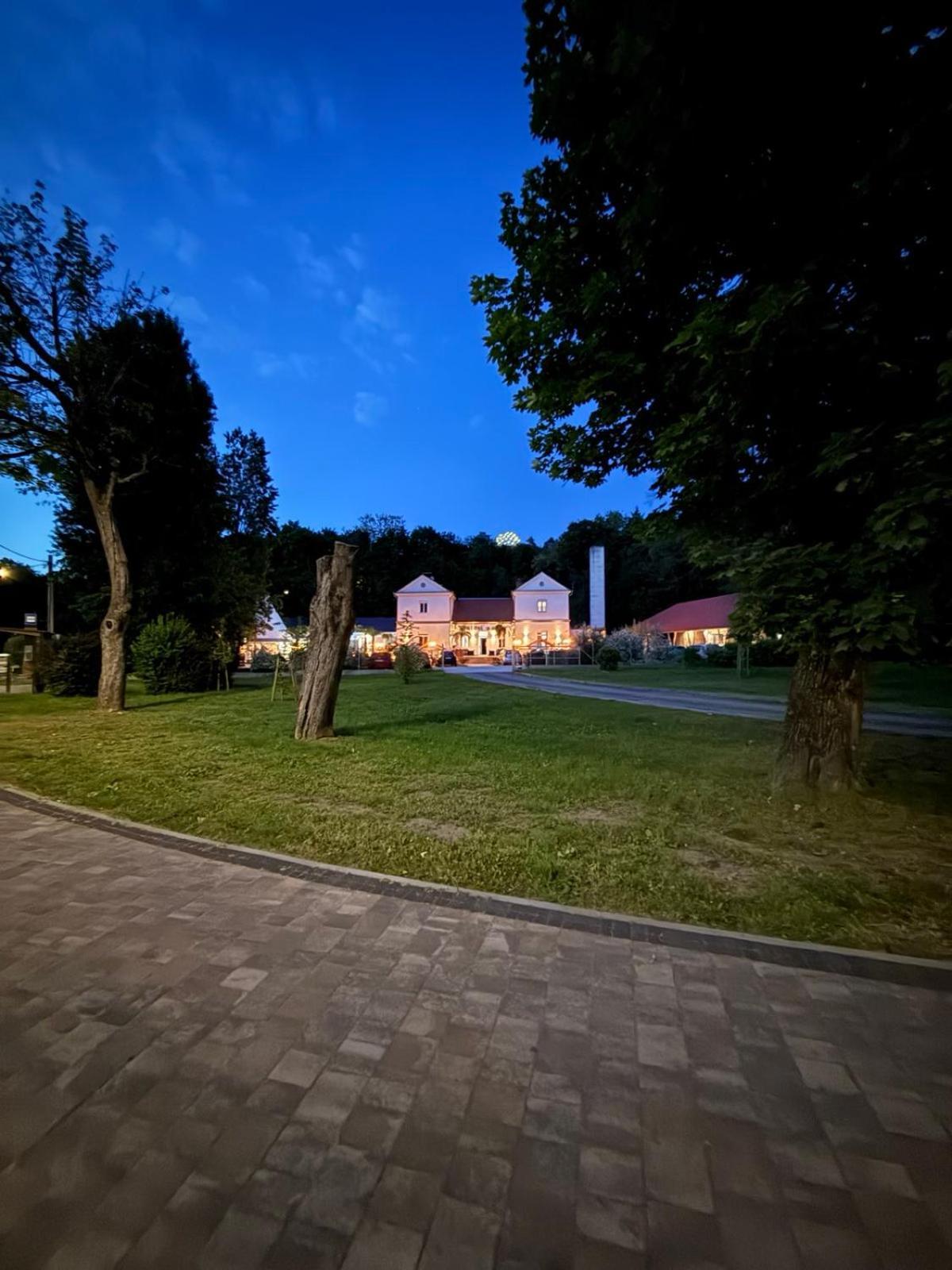 Kinizsi Udvar Apartmanhaz Balatonboglár Exteriör bild